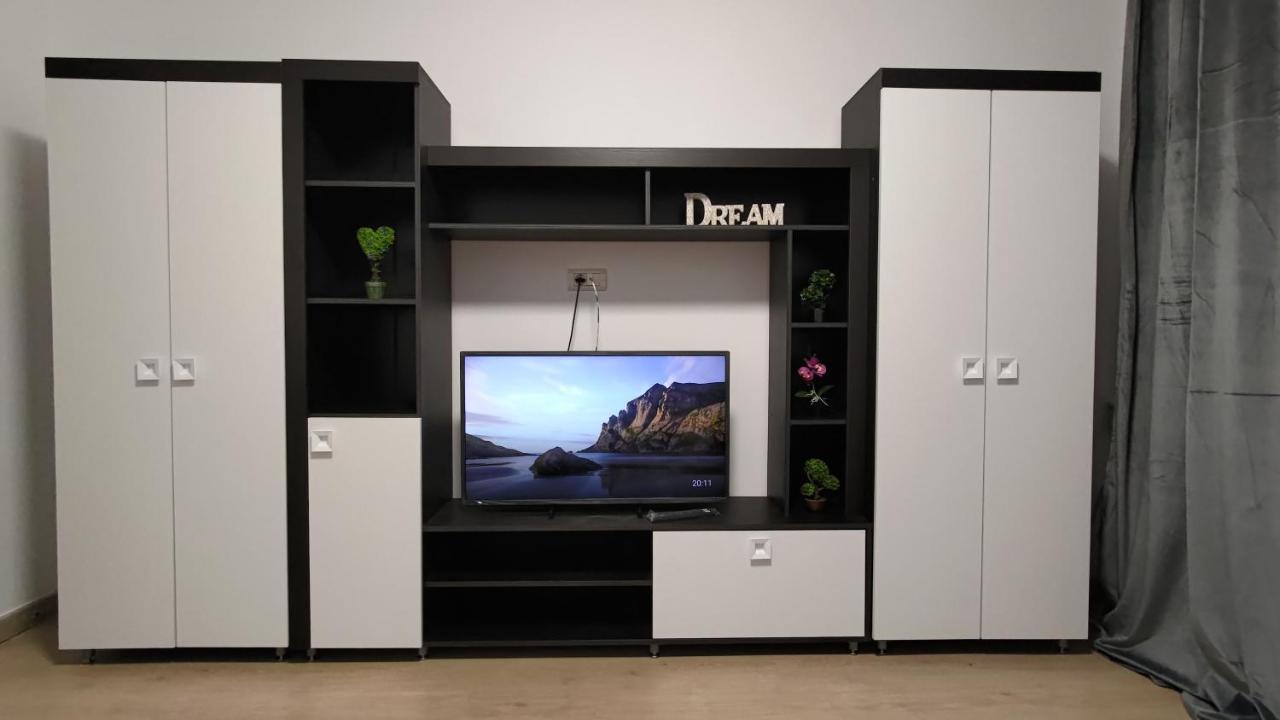 Ferienwohnung Garsoniera 30Mp Chrysflatty1 - Free Netflix Arad Exterior foto